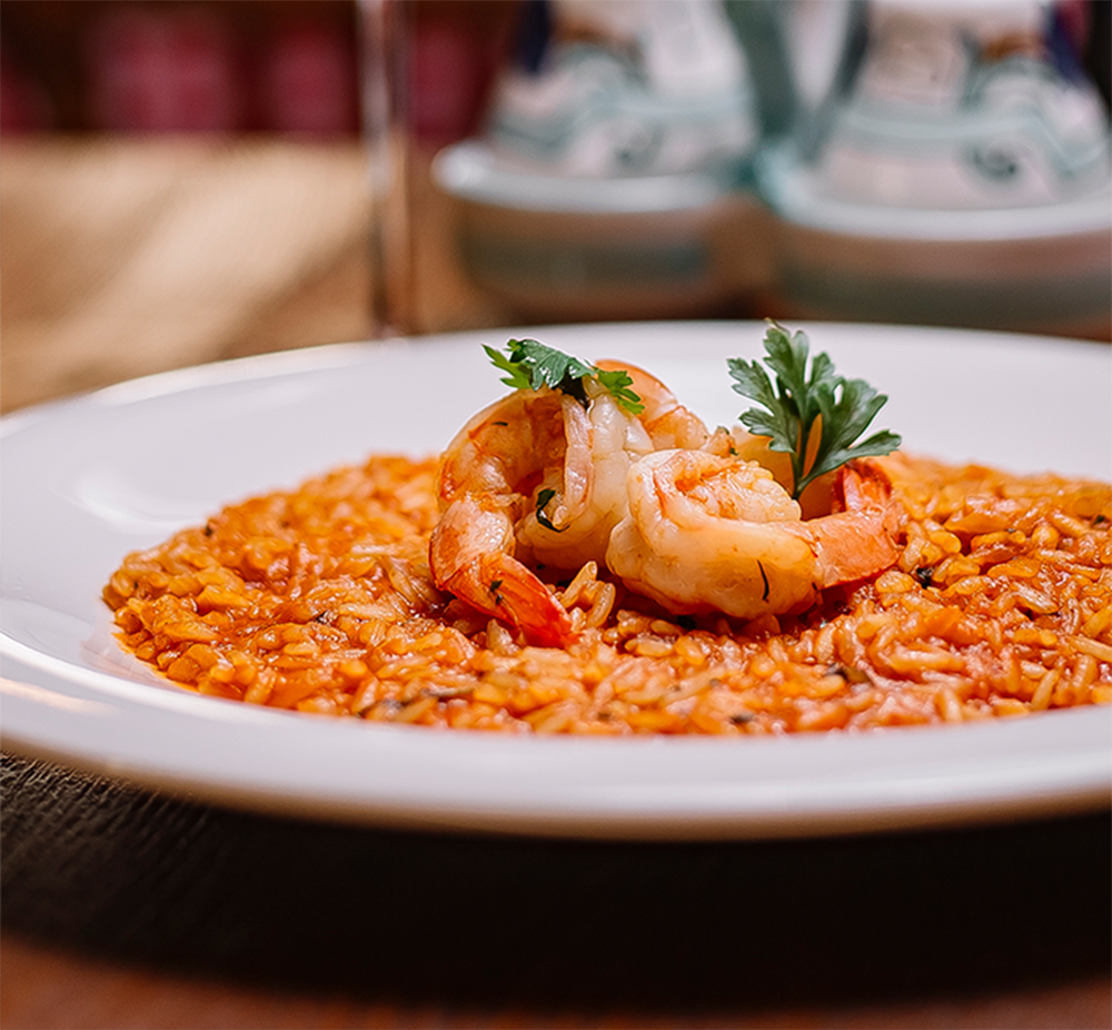 Huisgemaakte risotto met scampi’s, geserveerd in Trattoria Rimini aan de Belgische kust.